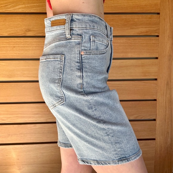 ✨Sanctuary✨ Classy Light Wash Jean Shorts - Picture 4 of 7